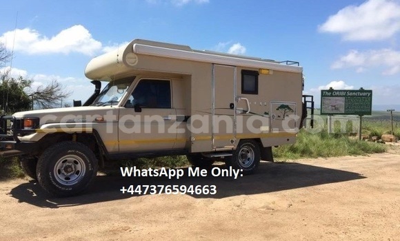 Nunua Ilio tumika Toyota Land Cruiser Beige Gari ndani ya Dar es Salaam nchini Dar es Salaam