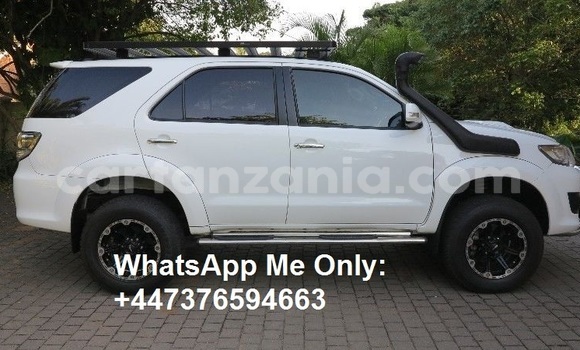 Nunua Ilio tumika Toyota Fortuner Nyeupe Gari ndani ya Dar es Salaam nchini Dar es Salaam