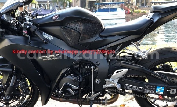 Nunua Ilio tumika Honda CBR 1000 RR Nyeusi Bike ndani ya Dar es Salaam nchini Dar es Salaam Nunua Ilio tumika Honda CBR 1000 RR Nyeusi Bike ndani ya Dar es Salaam nchini Dar es Salaam
