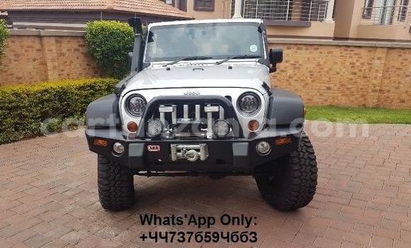 Nunua Ilio tumika Jeep Wrangler Fedha Gari ndani ya Dar es Salaam nchini Dar es Salaam