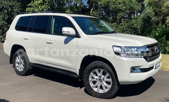 Nunua Imported Toyota Land Cruiser Nyeupe Gari ndani ya Dar es Salaam nchini Dar es Salaam