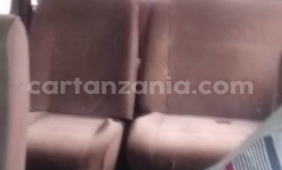 Nunua Ilio tumika Toyota Hiace Fedha Gari ndani ya Dar es Salaam nchini Dar es Salaam