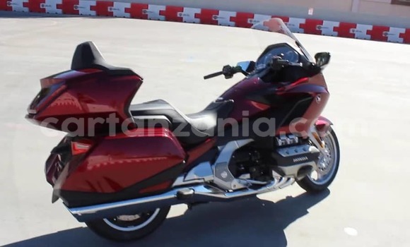 Nunua Ilio tumika Honda GOLD WING Nyekundu Bike ndani ya Dar es Salaam nchini Dar es Salaam Nunua Ilio tumika Honda GOLD WING Nyekundu Bike ndani ya Dar es Salaam nchini Dar es Salaam