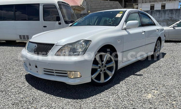 Nunua Ilio tumika Toyota Crown Nyeupe Gari ndani ya Dar es Salaam nchini Dar es Salaam