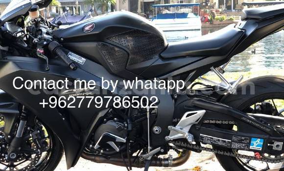 Nunua Ilio tumika Honda CBR 1000 RR Nyeusi Bike ndani ya Dar es Salaam nchini Dar es Salaam Nunua Ilio tumika Honda CBR 1000 RR Nyeusi Bike ndani ya Dar es Salaam nchini Dar es Salaam