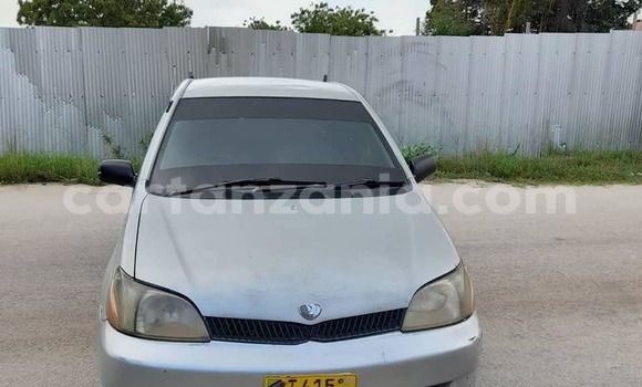Nunua Ilio tumika Toyota Platz Fedha Gari ndani ya Dar es Salaam nchini Dar es Salaam