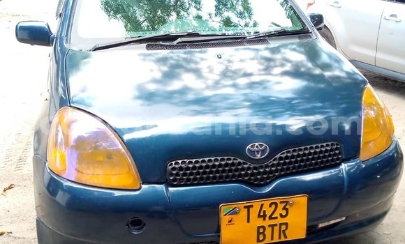 Nunua Ilio tumika Toyota Vitz Bluu Gari ndani ya Dar es Salaam nchini Dar es Salaam