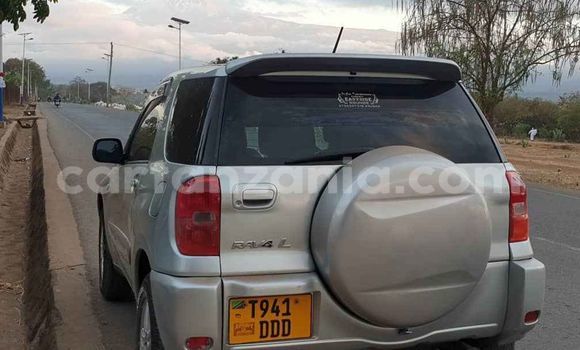 Nunua Ilio tumika Toyota RAV4 Fedha Gari ndani ya Moshi nchini Kilimanjaro Nunua Ilio tumika Toyota RAV4 Fedha Gari ndani ya Moshi nchini Kilimanjaro