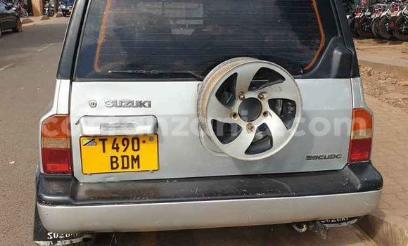 Nunua Ilio tumika Suzuki Escudo Fedha Gari ndani ya Moshi nchini Kilimanjaro Nunua Ilio tumika Suzuki Escudo Fedha Gari ndani ya Moshi nchini Kilimanjaro