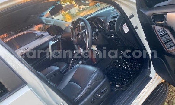 Nunua Ilio tumika Toyota Land Cruiser Prado Nyeupe Gari ndani ya Dar es Salaam nchini Dar es Salaam Nunua Ilio tumika Toyota Land Cruiser Prado Nyeupe Gari ndani ya Dar es Salaam nchini Dar es Salaam