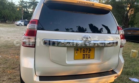 Nunua Ilio tumika Toyota Land Cruiser Prado Nyeupe Gari ndani ya Dar es Salaam nchini Dar es Salaam Nunua Ilio tumika Toyota Land Cruiser Prado Nyeupe Gari ndani ya Dar es Salaam nchini Dar es Salaam