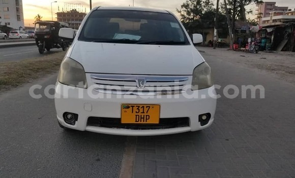 Nunua Ilio tumika Toyota Raum Nyeupe Gari ndani ya Dar es Salaam nchini Dar es Salaam