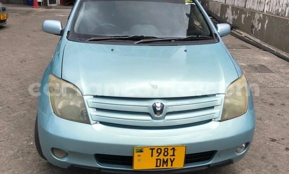Nunua Ilio tumika Toyota IST Bluu Gari ndani ya Dar es Salaam nchini Dar es Salaam