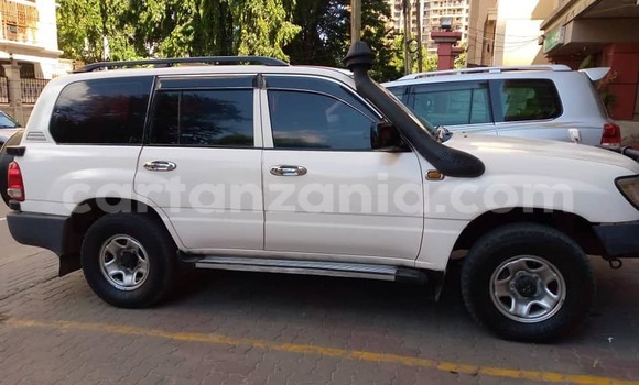 Nunua Ilio tumika Toyota Land Cruiser Nyeupe Gari ndani ya Dar es Salaam nchini Dar es Salaam