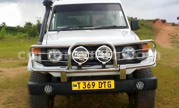 Buy Used Toyota Land Cruiser White Car in Dar es Salaam in Dar es Salaam
