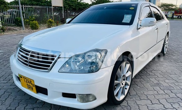 Nunua Ilio tumika Toyota Crown Nyeupe Gari ndani ya Dar es Salaam nchini Dar es Salaam