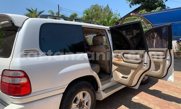 Nunua Ilio tumika Toyota Land Cruiser Nyeupe Gari ndani ya Dar es Salaam nchini Dar es Salaam Nunua Ilio tumika Toyota Land Cruiser Nyeupe Gari ndani ya Dar es Salaam nchini Dar es Salaam