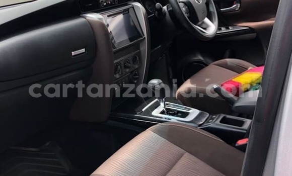 Nunua Ilio tumika Toyota Fortuner Nyeusi Gari ndani ya Dar es Salaam nchini Dar es Salaam Nunua Ilio tumika Toyota Fortuner Nyeusi Gari ndani ya Dar es Salaam nchini Dar es Salaam