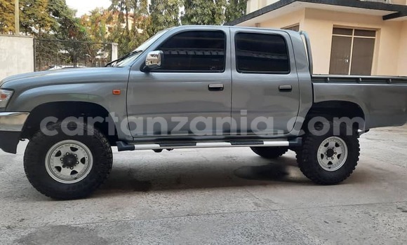 Nunua Ilio tumika Toyota Hilux Fedha Gari ndani ya Dar es Salaam nchini Dar es Salaam