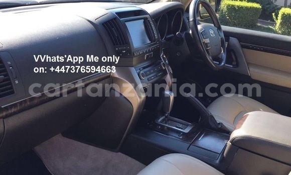 Nunua Ilio tumika Toyota Land Cruiser Nyeupe Gari ndani ya Dar es Salaam nchini Dar es Salaam Nunua Ilio tumika Toyota Land Cruiser Nyeupe Gari ndani ya Dar es Salaam nchini Dar es Salaam