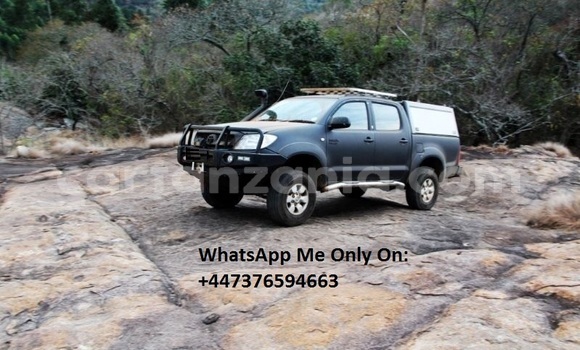 Nunua Ilio tumika Toyota Hilux Nyeusi Gari ndani ya Dar es Salaam nchini Dar es Salaam