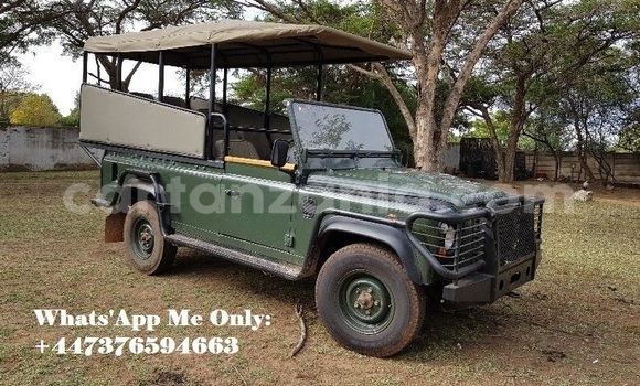 Nunua Ilio tumika Land Rover Defender Kijani Gari ndani ya Dar es Salaam nchini Dar es Salaam