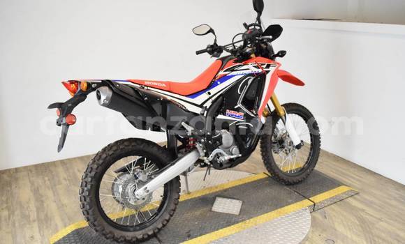 Nunua Ilio tumika Honda CRF Nyekundu Bike ndani ya Babati Mjini nchini Manyara Nunua Ilio tumika Honda CRF Nyekundu Bike ndani ya Babati Mjini nchini Manyara