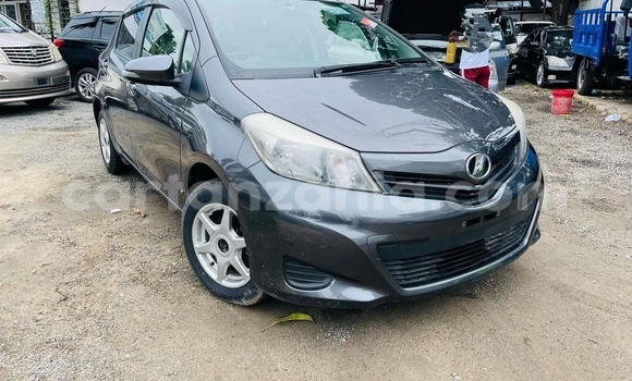 Nunua Mpya Toyota Vitz Nyeusi Gari ndani ya Dar es Salaam nchini Dar es Salaam
