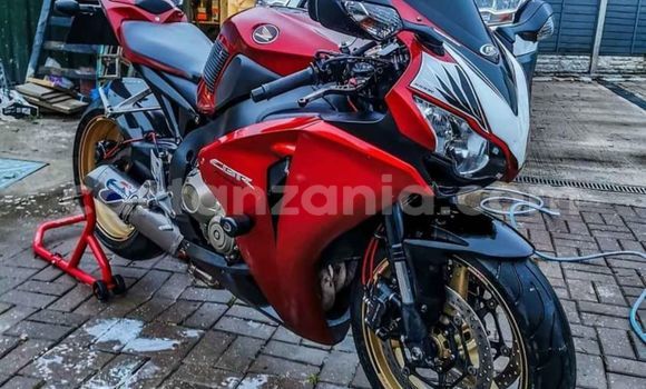 Nunua Ilio tumika Honda CBR 1000 RR Nyekundu Bike ndani ya Dar es Salaam nchini Dar es Salaam Nunua Ilio tumika Honda CBR 1000 RR Nyekundu Bike ndani ya Dar es Salaam nchini Dar es Salaam