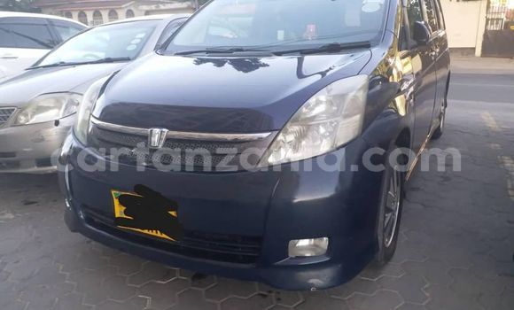 Nunua Ilio tumika Toyota ISis Bluu Gari ndani ya Dar es Salaam nchini Dar es Salaam