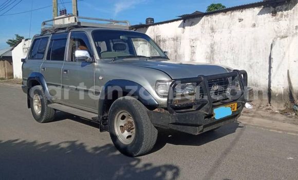 Nunua Ilio tumika Toyota Land Cruiser Fedha Gari ndani ya Dar es Salaam nchini Dar es Salaam