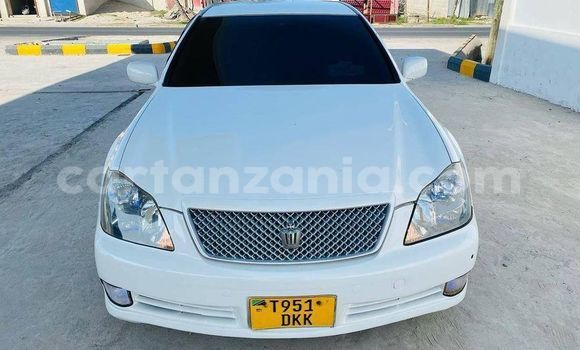 Nunua Ilio tumika Toyota Crown Nyeupe Gari ndani ya Dar es Salaam nchini Dar es Salaam