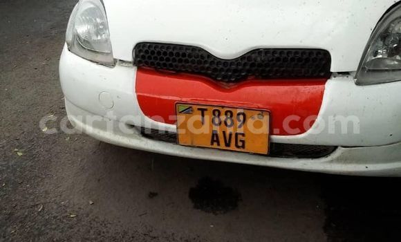 Nunua Ilio tumika Toyota Vitz Nyeupe Gari ndani ya Dar es Salaam nchini Dar es Salaam