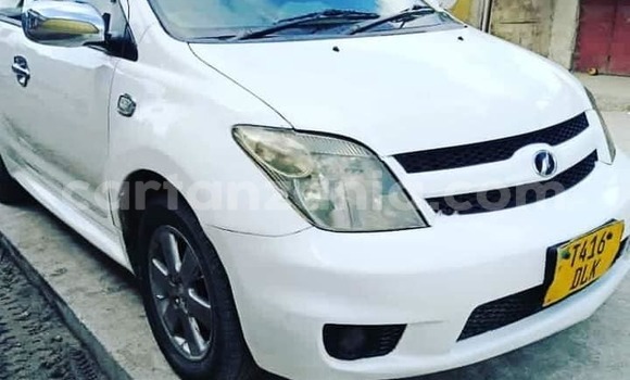Nunua Ilio tumika Toyota IST Nyeupe Gari ndani ya Dar es Salaam nchini Dar es Salaam