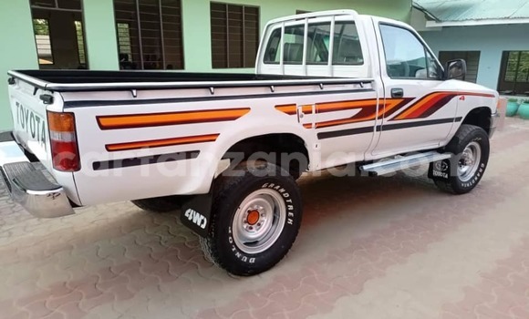 Nunua Ilio tumika Toyota Hilux Nyeupe Gari ndani ya Dar es Salaam nchini Dar es Salaam