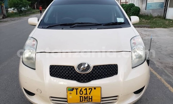 Nunua Ilio tumika Toyota Vitz Nyeupe Gari ndani ya Ubungo nchini Dar es Salaam