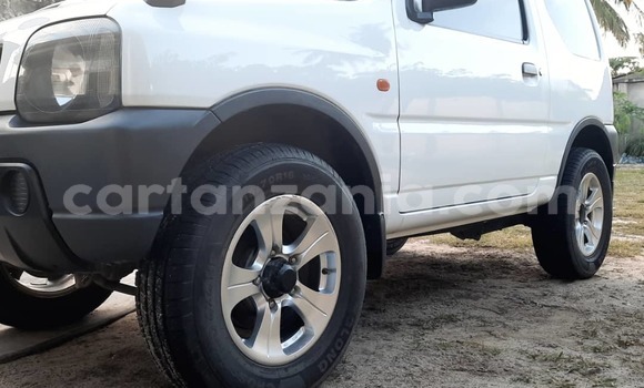 Nunua Ilio tumika Suzuki Jimny Nyeupe Gari ndani ya Dar es Salaam nchini Dar es Salaam