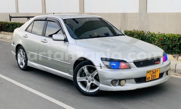 Nunua Ilio tumika Toyota Altezza Fedha Gari ndani ya Dar es Salaam nchini Dar es Salaam