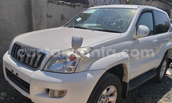 Nunua Imported Toyota Land Cruiser Prado Nyeupe Gari ndani ya Dar es Salaam nchini Dar es Salaam Nunua Imported Toyota Land Cruiser Prado Nyeupe Gari ndani ya Dar es Salaam nchini Dar es Salaam