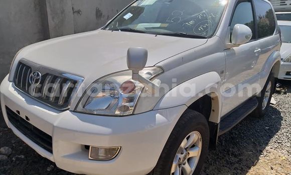 Nunua Imported Toyota Land Cruiser Prado Nyeupe Gari ndani ya Dar es Salaam nchini Dar es Salaam Nunua Imported Toyota Land Cruiser Prado Nyeupe Gari ndani ya Dar es Salaam nchini Dar es Salaam