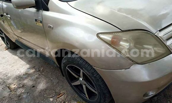 Nunua Ilio tumika Toyota IST Brown Gari ndani ya Dar es Salaam nchini Dar es Salaam