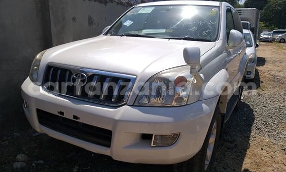 Nunua Imported Toyota Land Cruiser Prado Nyeupe Gari ndani ya Dar es Salaam nchini Dar es Salaam Nunua Imported Toyota Land Cruiser Prado Nyeupe Gari ndani ya Dar es Salaam nchini Dar es Salaam