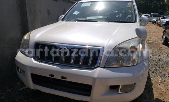 Nunua Imported Toyota Land Cruiser Prado Nyeupe Gari ndani ya Dar es Salaam nchini Dar es Salaam Nunua Imported Toyota Land Cruiser Prado Nyeupe Gari ndani ya Dar es Salaam nchini Dar es Salaam