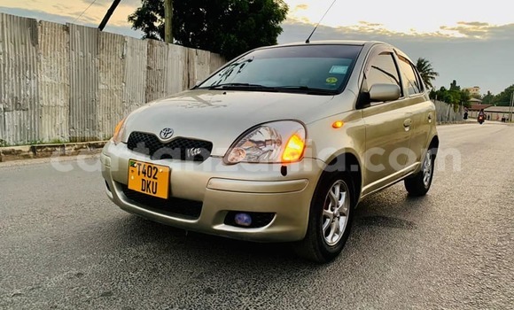 Nunua Ilio tumika Toyota Vitz Brown Gari ndani ya Dar es Salaam nchini Dar es Salaam