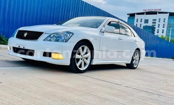 Buy Used Toyota Crown White Car in Dar es Salaam in Dar es Salaam