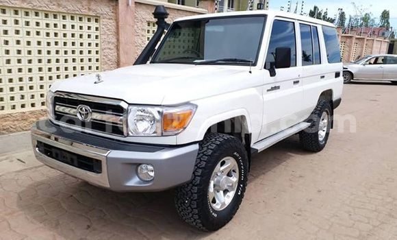 Nunua Imported Toyota Land Cruiser Nyeupe Gari ndani ya Dar es Salaam nchini Dar es Salaam Nunua Imported Toyota Land Cruiser Nyeupe Gari ndani ya Dar es Salaam nchini Dar es Salaam