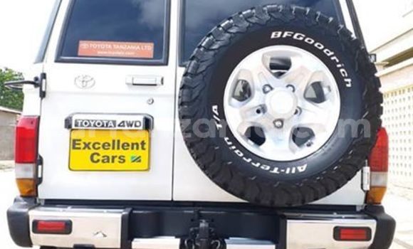 Nunua Imported Toyota Land Cruiser Nyeupe Gari ndani ya Dar es Salaam nchini Dar es Salaam Nunua Imported Toyota Land Cruiser Nyeupe Gari ndani ya Dar es Salaam nchini Dar es Salaam