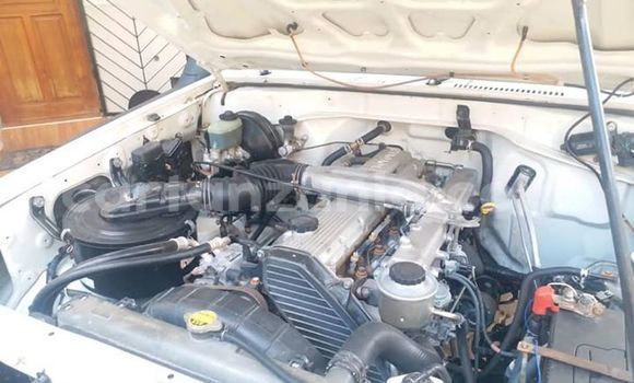 Nunua Imported Toyota Land Cruiser Nyeupe Gari ndani ya Dar es Salaam nchini Dar es Salaam Nunua Imported Toyota Land Cruiser Nyeupe Gari ndani ya Dar es Salaam nchini Dar es Salaam