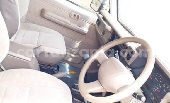 Nunua Imported Toyota Land Cruiser Nyeupe Gari ndani ya Dar es Salaam nchini Dar es Salaam Nunua Imported Toyota Land Cruiser Nyeupe Gari ndani ya Dar es Salaam nchini Dar es Salaam