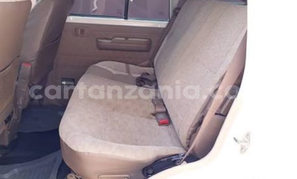 Nunua Imported Toyota Land Cruiser Nyeupe Gari ndani ya Dar es Salaam nchini Dar es Salaam Nunua Imported Toyota Land Cruiser Nyeupe Gari ndani ya Dar es Salaam nchini Dar es Salaam